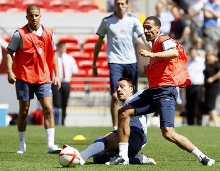 Rio Ferdinand bị loại khỏi ĐT Anh - 1 Rio Ferdinand bị loại khỏi ĐT Anh - 1