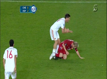 Cận cảnh tình huống Xabi Alonso bị triệt hạ đầy ác ý - 3 Cận cảnh tình huống Xabi Alonso bị triệt hạ đầy ác ý - 3