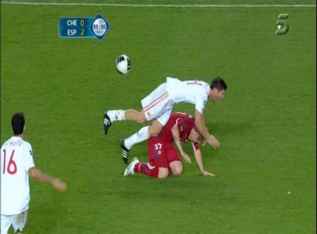 Cận cảnh tình huống Xabi Alonso bị triệt hạ đầy ác ý - 4 Cận cảnh tình huống Xabi Alonso bị triệt hạ đầy ác ý - 4