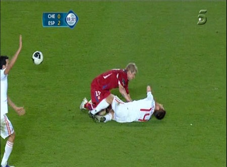 Cận cảnh tình huống Xabi Alonso bị triệt hạ đầy ác ý - 5 Cận cảnh tình huống Xabi Alonso bị triệt hạ đầy ác ý - 5