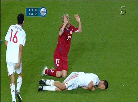 Cận cảnh tình huống Xabi Alonso bị triệt hạ đầy ác ý - 6 Cận cảnh tình huống Xabi Alonso bị triệt hạ đầy ác ý - 6