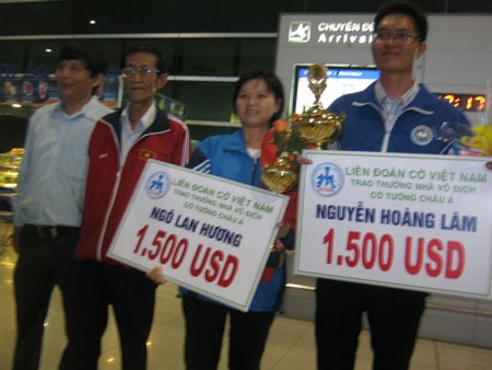 Các kỳ thủ Việt Nam về nước với niềm vui khôn xiết - 1 Các kỳ thủ Việt Nam về nước với niềm vui khôn xiết - 1