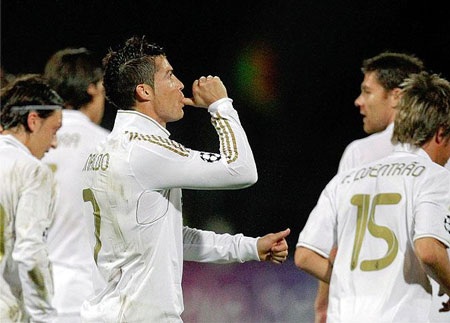 C. Ronaldo đạt mốc 100 bàn, Real Madrid tiến vào vòng 1/8 - 1