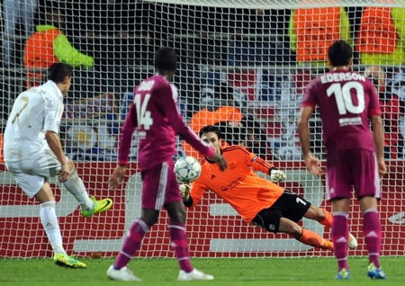 C. Ronaldo đạt mốc 100 bàn, Real Madrid tiến vào vòng 1/8 - 2