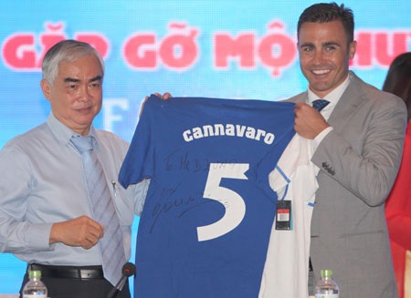 Cannavaro: “Biết đâu tôi sẽ làm HLV đội bóng thiếu nhi của Việt Nam” - 2 Cannavaro: “Biết đâu tôi sẽ làm HLV đội bóng thiếu nhi của Việt Nam” - 2