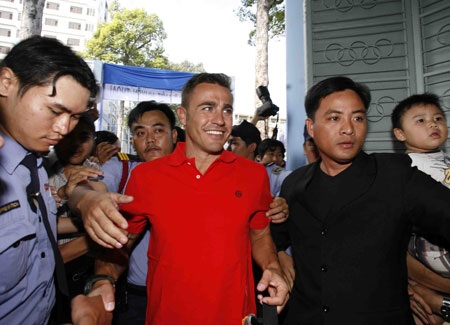 Cannavaro trổ tài bóng đá với các em thiếu nhi đội TP.HCM - 1 Cannavaro trổ tài bóng đá với các em thiếu nhi đội TP.HCM - 1