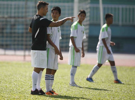 Cannavaro trổ tài bóng đá với các em thiếu nhi đội TP.HCM - 5 Cannavaro trổ tài bóng đá với các em thiếu nhi đội TP.HCM - 5