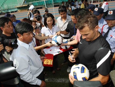 Cannavaro trổ tài bóng đá với các em thiếu nhi đội TP.HCM - 9 Cannavaro trổ tài bóng đá với các em thiếu nhi đội TP.HCM - 9