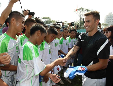 Cannavaro trổ tài bóng đá với các em thiếu nhi đội TP.HCM - 10 Cannavaro trổ tài bóng đá với các em thiếu nhi đội TP.HCM - 10