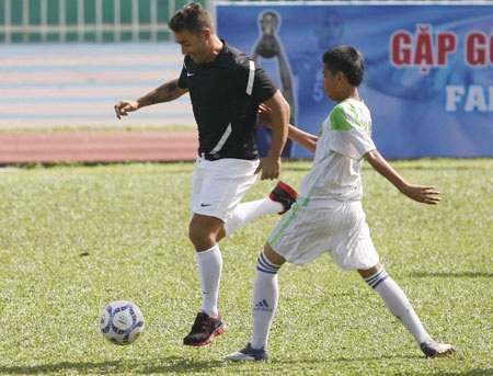 Cannavaro trổ tài bóng đá với các em thiếu nhi đội TP.HCM - 7 Cannavaro trổ tài bóng đá với các em thiếu nhi đội TP.HCM - 7