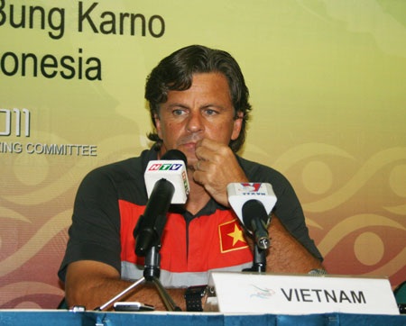 Thầy nội bức xúc về cách lý giải của HLV Falko Goetz - 2