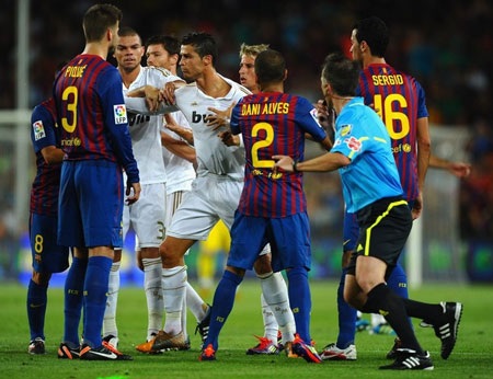 Chùm ảnh: Những cuộc đối đầu nảy lửa Real-Barca trong lịch sử - 28 Chùm ảnh: Những cuộc đối đầu nảy lửa Real-Barca trong lịch sử