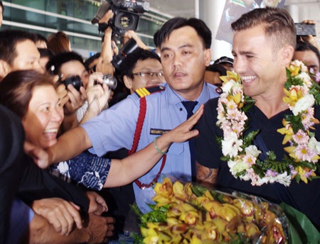 Cannavaro bảnh bao ra mắt người hâm mộ Việt Nam - 2 Cannavaro bảnh bao ra mắt người hâm mộ Việt Nam - 2