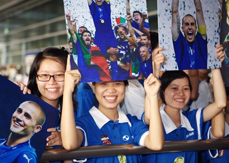 Cannavaro bảnh bao ra mắt người hâm mộ Việt Nam - 5 Cannavaro bảnh bao ra mắt người hâm mộ Việt Nam - 5