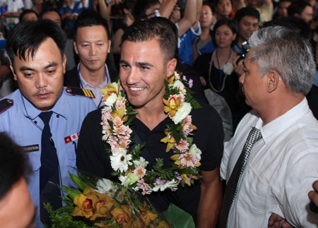 Cannavaro bảnh bao ra mắt người hâm mộ Việt Nam - 3 Cannavaro bảnh bao ra mắt người hâm mộ Việt Nam - 3