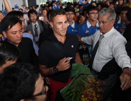 Cannavaro bảnh bao ra mắt người hâm mộ Việt Nam - 4 Cannavaro bảnh bao ra mắt người hâm mộ Việt Nam - 4