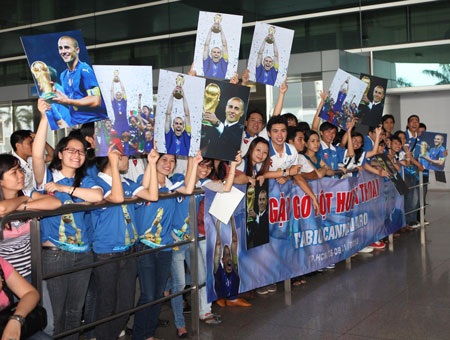 Cannavaro bảnh bao ra mắt người hâm mộ Việt Nam - 7 Cannavaro bảnh bao ra mắt người hâm mộ Việt Nam - 7
