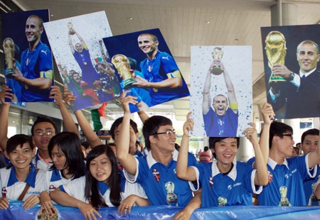 Cannavaro bảnh bao ra mắt người hâm mộ Việt Nam - 8 Cannavaro bảnh bao ra mắt người hâm mộ Việt Nam - 8
