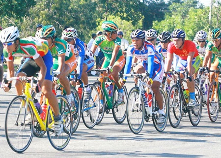 Sôi động ngày mở màn giải đua xe đạp Cúp TH Bến Tre - 1