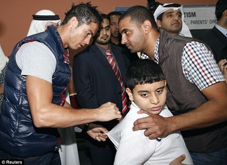 C. Ronaldo được chào đón nồng nhiệt tại Dubai - 3 C. Ronaldo được chào đón nồng nhiệt tại Dubai - 3