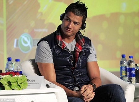 C. Ronaldo được chào đón nồng nhiệt tại Dubai - 5 C. Ronaldo được chào đón nồng nhiệt tại Dubai - 5