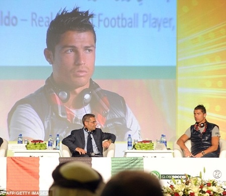 C. Ronaldo được chào đón nồng nhiệt tại Dubai - 6 C. Ronaldo được chào đón nồng nhiệt tại Dubai - 6