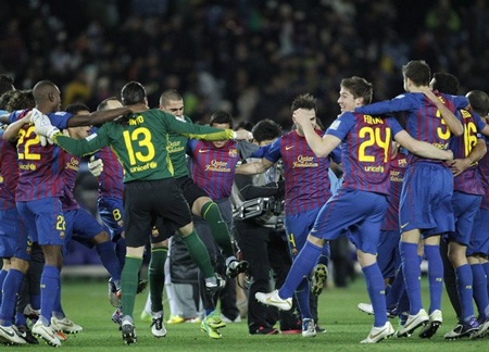 Niềm vui của cầu thủ Barca trong lễ đăng quang tại Yokohama - 7 Niềm vui của cầu thủ Barca trong lễ đăng quang tại Yokohama - 7