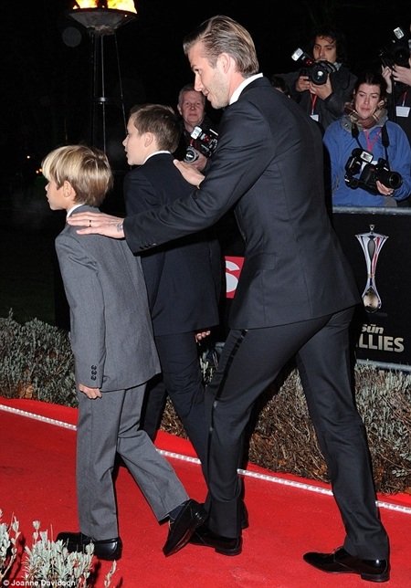 Beckham bảnh bao dự Lễ trao giải thưởng Quân đội Anh - 3 Beckham bảnh bao dự Lễ trao giải thưởng Quân đội Anh - 3