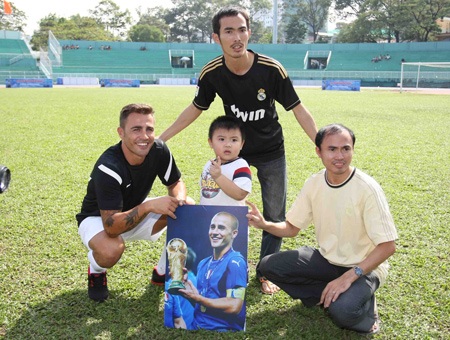 Cannavaro say nắng và đá hỏng phạt đền trong trận đấu biểu diễn - 2 Cannavaro say nắng và đá hỏng phạt đền trong trận đấu biểu diễn - 2
