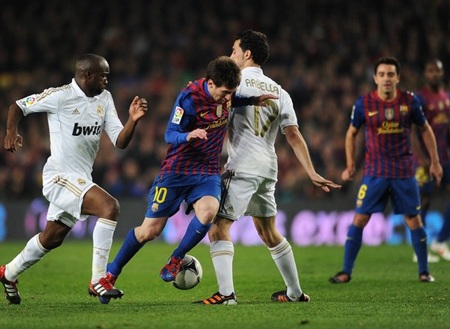 Chùm ảnh: Những cuộc đối đầu nảy lửa Real-Barca trong lịch sử - 31 Chùm ảnh: Những cuộc đối đầu nảy lửa Real-Barca trong lịch sử