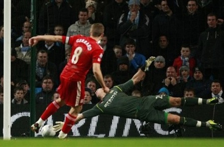 Gerrard giúp Liverpool phục hận Man City - 2 Gerrard giúp Liverpool phục hận Man City - 2