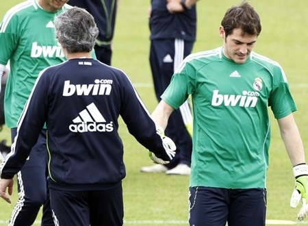 Casillas đang tạo cuộc chiến ngầm để “hất cẳng” Mourinho - 1 Casillas đang tạo cuộc chiến ngầm để “hất cẳng” Mourinho