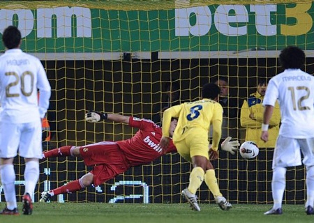 Casillas đang tạo cuộc chiến ngầm để “hất cẳng” Mourinho - 2 Casillas đang tạo cuộc chiến ngầm để “hất cẳng” Mourinho