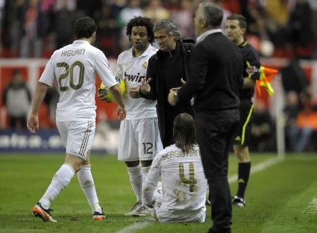 Phục hận Gijon, Real bảo toàn cách biệt 3 điểm với Barca - 3