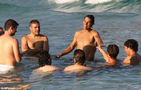 Rafael Nadal tình tứ bên bạn gái trên bãi biển Mallorca - 2