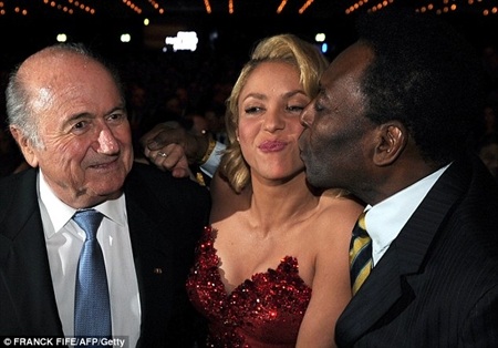 Shakira khiến ngôi sao bóng đá "phát cuồng" tại Gala Quả bóng vàng 2011 - 5 Shakira khiến ngôi sao bóng đá "phát cuồng" tại Gala Quả bóng vàng 2011 - 5