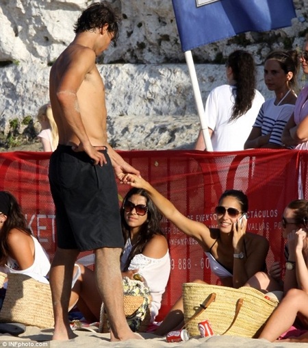 Rafael Nadal tình tứ bên bạn gái trên bãi biển Mallorca - 7