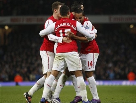 Van Persie lập cú đúp, Arsenal ngược dòng hạ Aston Villa - 3 Van Persie lập cú đúp, Arsenal ngược dòng hạ Aston Villa - 3