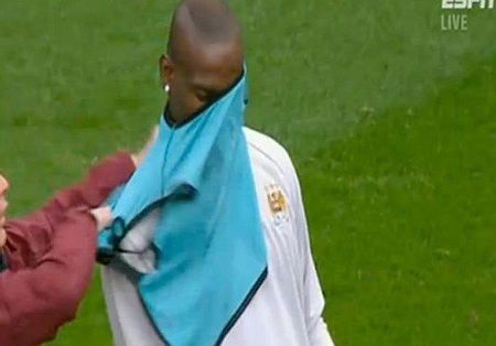 Những khoảnh khắc bùng nổ và điên rồ trong sự nghiệp Balotelli - 4