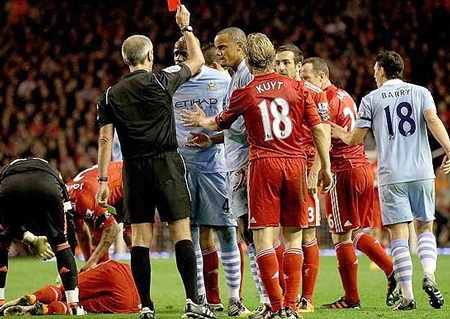 Những khoảnh khắc bùng nổ và điên rồ trong sự nghiệp Balotelli - 12