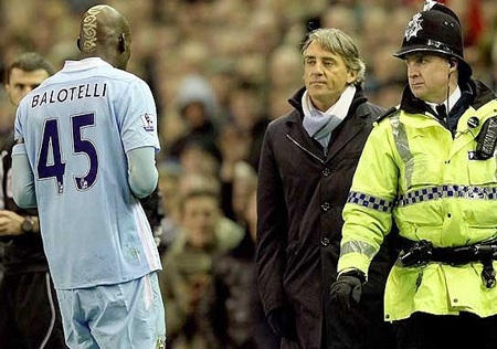 Những khoảnh khắc bùng nổ và điên rồ trong sự nghiệp Balotelli - 13