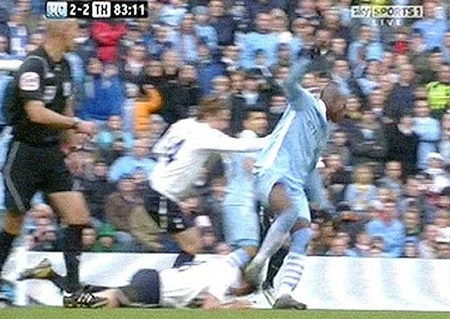 Những khoảnh khắc bùng nổ và điên rồ trong sự nghiệp Balotelli - 14