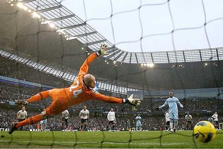 Những khoảnh khắc bùng nổ và điên rồ trong sự nghiệp Balotelli - 15