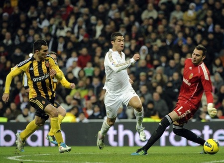 C. Ronaldo lập công, Real Madrid ngược dòng hạ Zaragoza - 1
