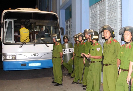 Đội Thanh Hóa bị CĐV Sài Gòn ném đá - 4 Đội Thanh Hóa bị CĐV Sài Gòn ném đá - 4