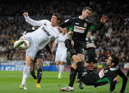 C. Ronaldo tạo cảm hứng, Real Madrid đè bẹp Racing “4 sao” - 1