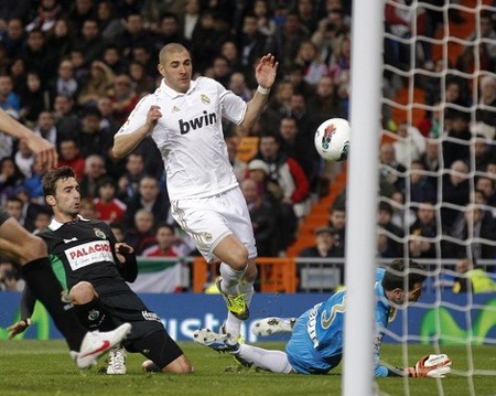 C. Ronaldo tạo cảm hứng, Real Madrid đè bẹp Racing “4 sao” - 3