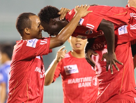 B. Bình Dương chiến thắng nhờ bàn phản lưới nhà - 1