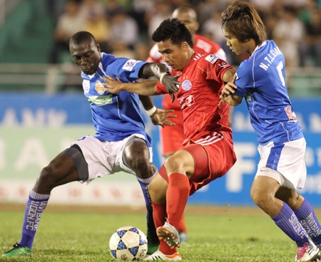 B. Bình Dương chiến thắng nhờ bàn phản lưới nhà - 2