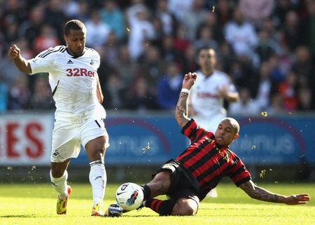 Gục ngã tại Liberty, Man City mất ngôi đầu vào tay MU